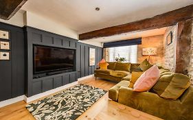 Stylish Central 6 Bedroom Converted Granary